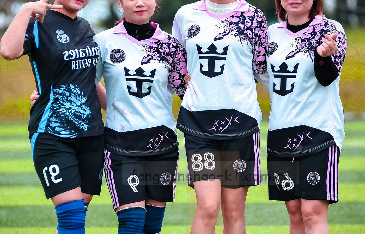 夜间值班台上的耳机、便签和亮着的屏幕，屏幕映出赛程表与比分